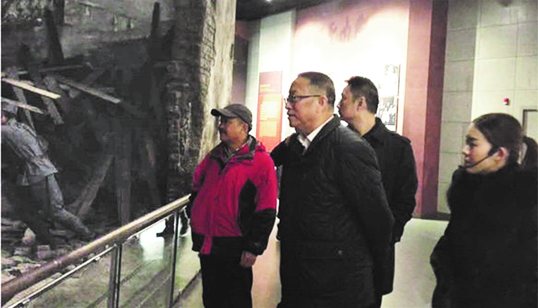 何譽軍（左一）陪同全國政協(xié)副主席、民革中央常務副主席鄭建邦（左二）參觀湖南抗戰(zhàn)紀念館。