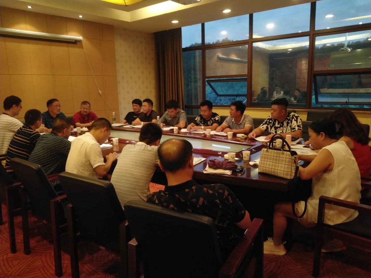 廣西團(tuán)隊(duì)的小組會(huì)議，何譽(yù)軍先生親自坐鎮(zhèn)